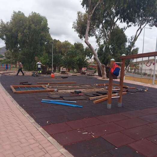 La Concejalía de Parques y Jardines ya ha procedido al desmontaje de todos los juegos y pavimentos existentes / TA